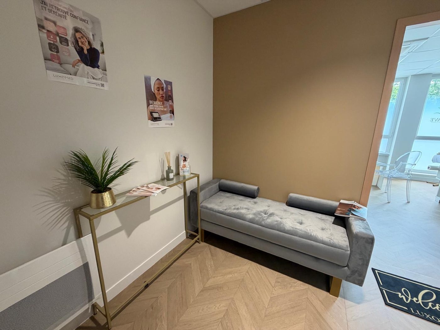 Espace d'accueil chaleureux du cabinet LUXOWAVE à Saint-Malo